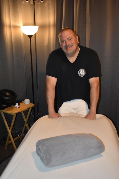 Lee — massage therapist in Streamwood, IL