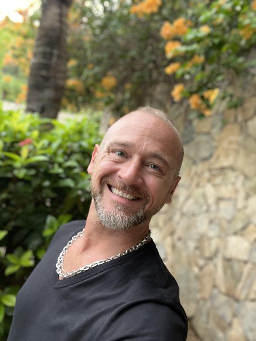 Van — massage therapist in Wilton Manors, FL