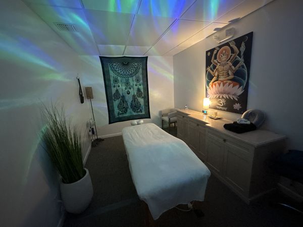 Van — massage therapist in Wilton Manors, FL