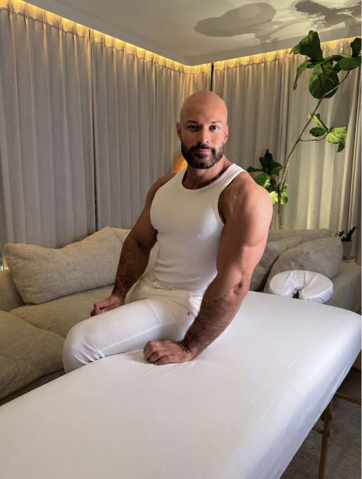 Leo — massage therapist in Miami, FL